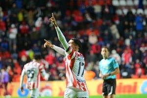 El festejo de Mosqueira luego del golazo desde 37 metros que le dio el triunfo al Tate. Foto: Manuel Fabatía