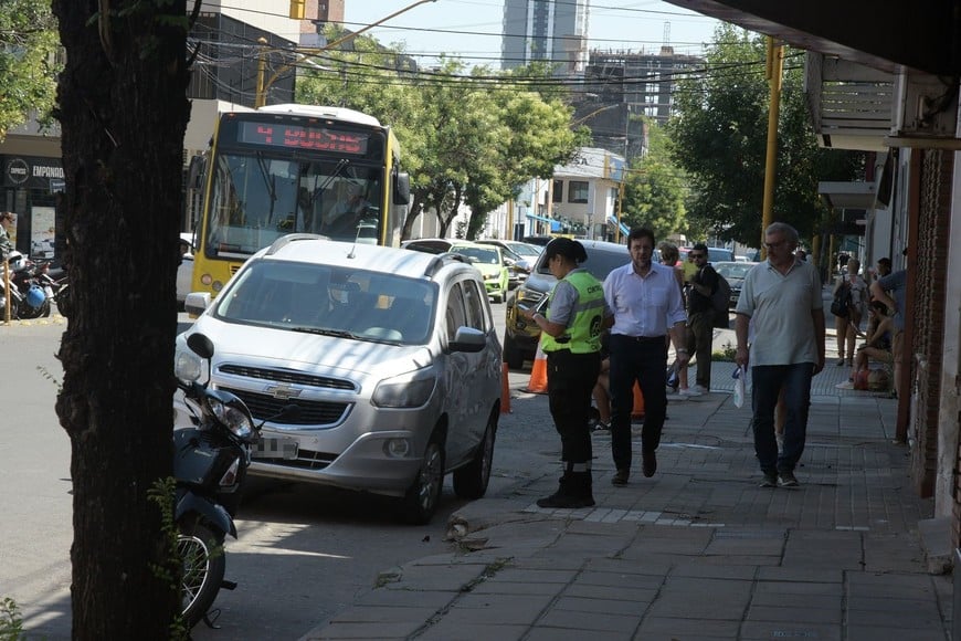 Una inspectora de tránsito verifica un vehículo. Foto Guillermo Di Salvatore