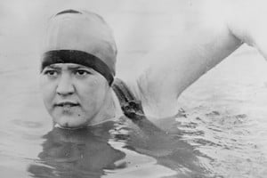 Gertrude Ederle, primera mujer en completar exitosamente el cruce del canal de La Mancha a nado.