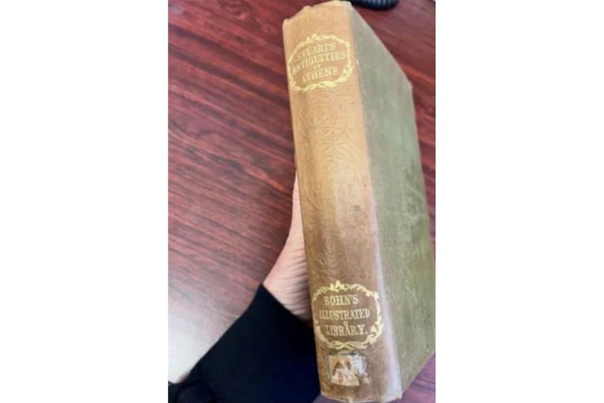 El libro estaba un poco dañado por el agua, pero por lo demás estaba en buen estado.