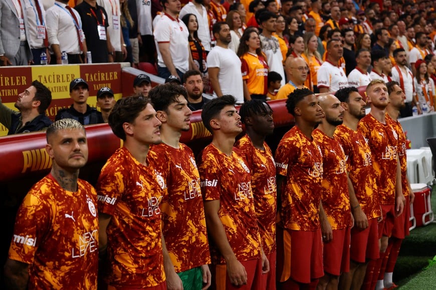Soccer Football - Super Lig - Galatasaray vs Caykur Rizespor - Rams Park, Istanbul, Turkey - August 30, 2025
Galatasaray's Mauro Icardi, Nicolo Zaniolo and teammates line up in front of the bench before the match REUTERS/Dilara Senkaya