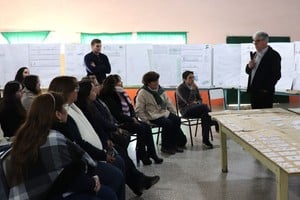 Gabriel Biagioni, decano de la Facultad de Arquitectura, presentando los trabajos elaborados por los estudiantes. Foto: Gentileza UCSF.