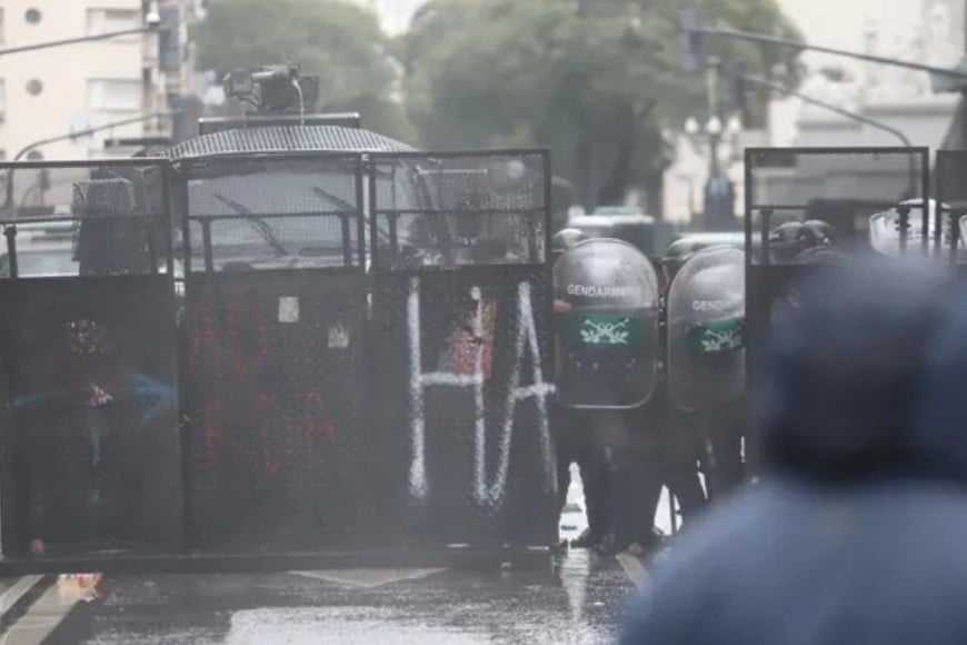 Un grupo de manifestantes intentó avanzar sobre el vallado instalado frente al edificio legislativo
