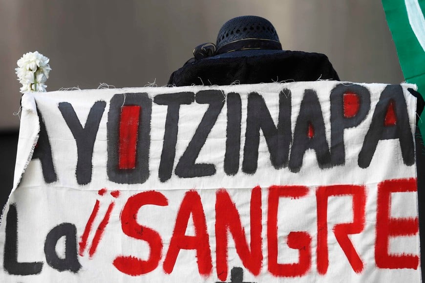 An activist holds a sign during a march in support of the Ayotzinapa Teacher Training College missing students, in Mexico City October 8, 2014. Thousands marched through the Mexican capital on Wednesday to demand the government find out what happened to dozens of missing students, who are feared to have been massacred by gang members and police in Iguala, state of Guerrero. Guerrero's attorney general, Inaky Blanco, said on Sunday that 28 bodies had been found at a mass grave site so far, adding it was "probable" that some of the missing 43 students are among the remains. The sign reads, "Ayotzinapa, the blood". REUTERS/Edgard Garrido (MEXICO - Tags: CIVIL UNREST CRIME LAW POLITICS EDUCATION) ciudad de mexico mexico protesta por la desaparicion de 43 estudiantes centro de entrenamiento docente de Ayotzinapa protestas manifestaciones desapariciones desaparecidos