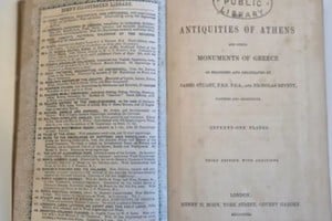 El libro sobre arquitectura griega clásica estuvo guardado durante décadas en una caja de té.