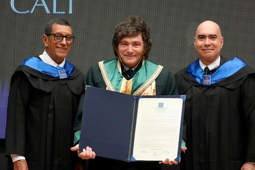 El Presidente Javier Milei fue distinguido con el Doctorado Honoris Causa otorgado por la Universidad Santiago de Cali, en una ceremonia realizada en la sede de la Cámara de Comercio de Cali. Crédito: Oficina del Presidente