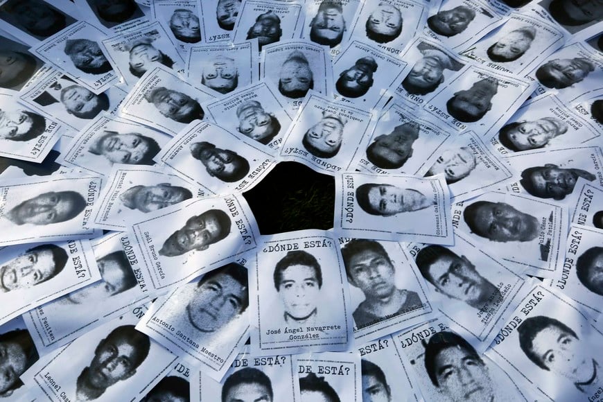 Photos of missing students are seen during a march in support of the Ayotzinapa Teacher Training College missing students, in Mexico City October 8, 2014. Thousands marched through the Mexican capital on Wednesday to demand the government find out what happened to dozens of missing students, who are feared to have been massacred by gang members and police, in Iguala, state of Guerrero. Guerrero's attorney general, Inaky Blanco, said on Sunday that 28 bodies had been found at a mass grave site so far, adding it was "probable" that some of the missing 43 students are among the remains. REUTERS/Edgard Garrido (MEXICO - Tags: CIVIL UNREST CRIME LAW POLITICS EDUCATION) ciudad de mexico mexico protesta por la desaparicion de 43 estudiantes centro de entrenamiento docente de Ayotzinapa protestas manifestaciones desapariciones desaparecidos