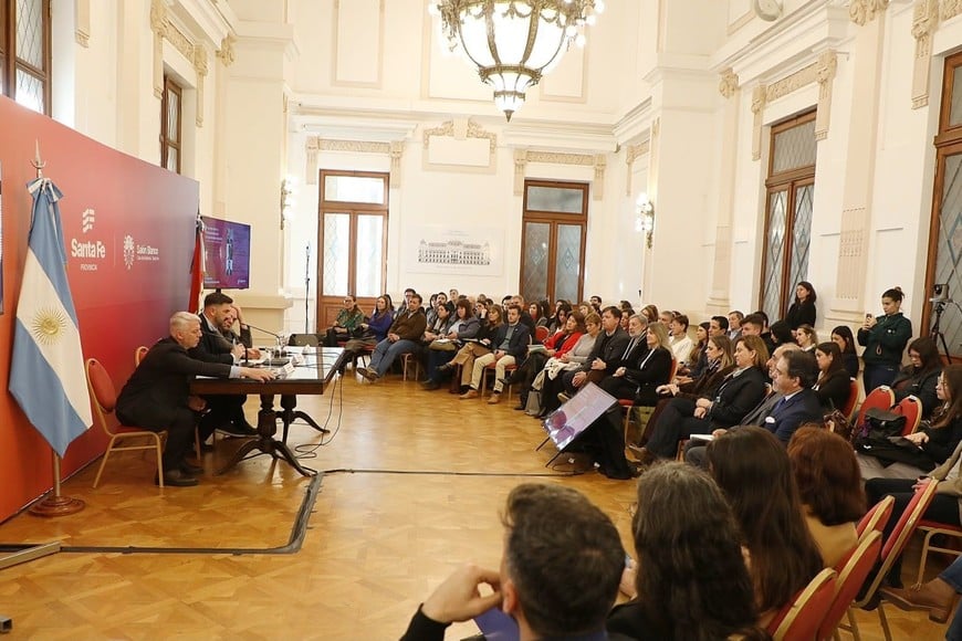 Eduardo Poretti, Presidente de la Comisión Cascos Blancos del Ministerio de Relaciones Exteriores, Comercio Internacional y Culto de la República Argentina; el Claudio Lutzky, Director ejecutivo del Programa de Derecho del Cambio Climático de la Universidad de Buenos Aires; y Enrique Estévez, Ministro de Ambiente y Cambio Climático de la provincia de Santa Fe. Crédito: El Litoral