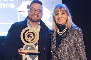 El coordinador del proyecto, Lic. Leandro Bassani, junto a la conductora Teté Coustarot.