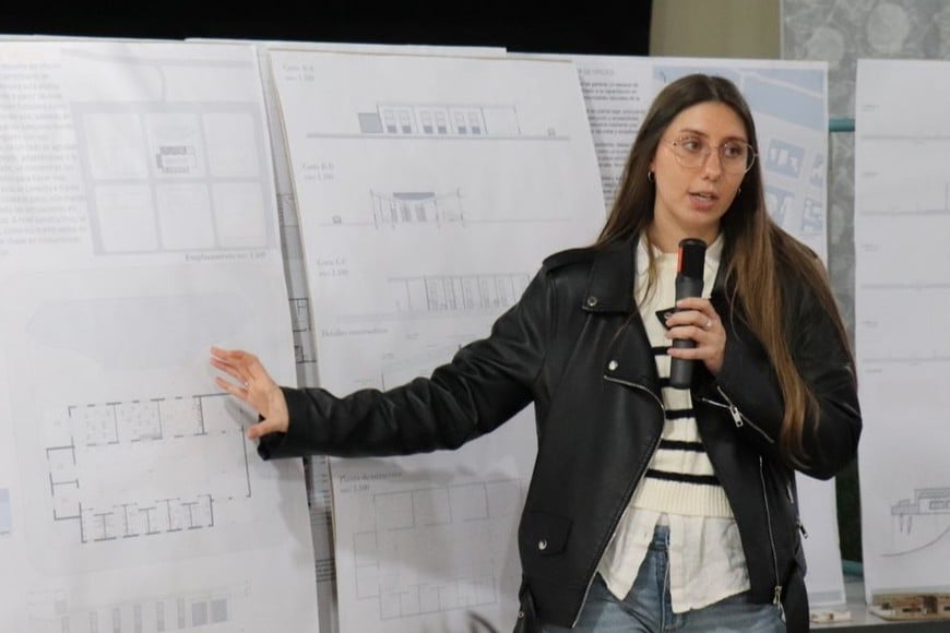 Milagros Becker, una de las estudiantes de arquitectura presentando su proyecto. Foto: Gentileza UCSF.