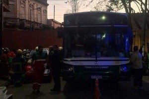 Personal de Bomberos de la Ciudad concurrió al lugar y colaboraron para inmovilizar a los pasajeros.