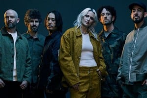 La película refleja el renacimiento de la banda tras la muerte de Chester Bennington, liderada por Mike Shinoda (primero de la derecha) y sumando a Emily Armstrong (centro) en la voz). Foto: Gentileza producción
