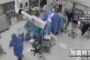 Lejos de abandonar la sala o buscar refugio individual, la reacción del equipo médico fue inmediata y coordinada.