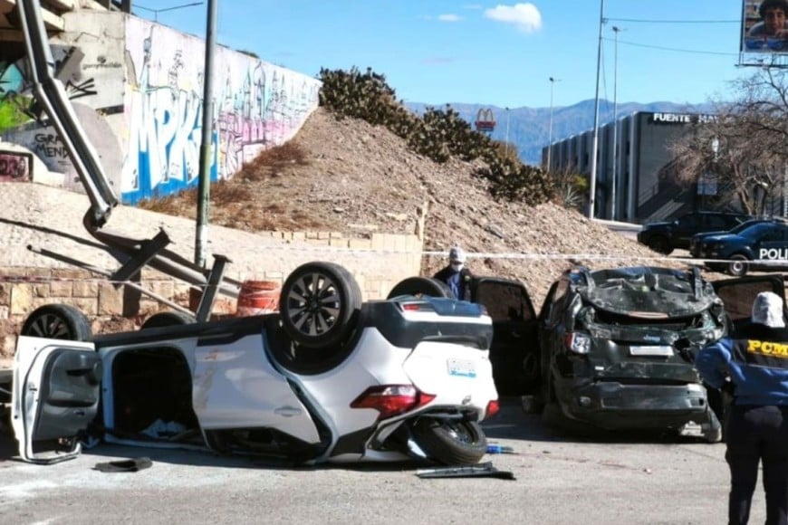 Un trágico y cinematográfico siniestro vial sacudió a la provincia de Mendoza en la mañana de este sábado.