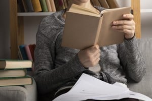 ¿En qué momento la dificultad textual dejó de ser un desafío intelectual estimulante para transformarse en una barrera insuperable? ¿Seremos capaces de rebelarnos contra la tiranía de la velocidad para reconquistar el silencio reflexivo?