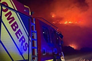 Bomberos trabajan para controlar uno de los incendios forestales que afecta a la provincia de Castellón.