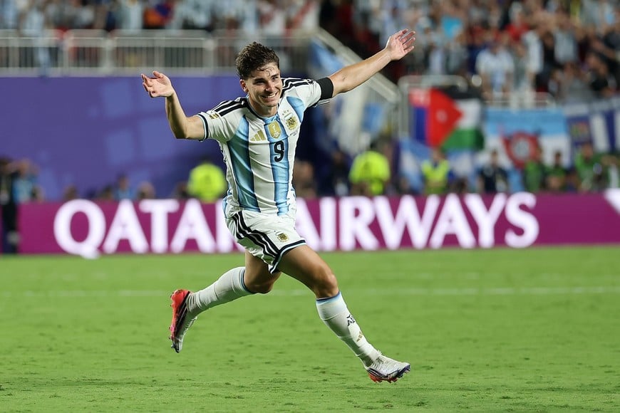 (260712) -- KANSAS CITY, 12 julio, 2026 (Xinhua) -- Imagen del 11 de julio de 2026 de Julián Alvarez, de Argentina, festejando su anotación durante el partido de cuartos de final de la Copa Mundial de la FIFA 2026 ante Suiza, celebrado en el Estadio Kansas City, en la ciudad de Kansas, Estados Unidos. (Xinhua/Cao Can) (rtg) (vf)