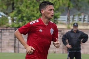 El futbolista aguardaba un vuelo junto a su equipo.