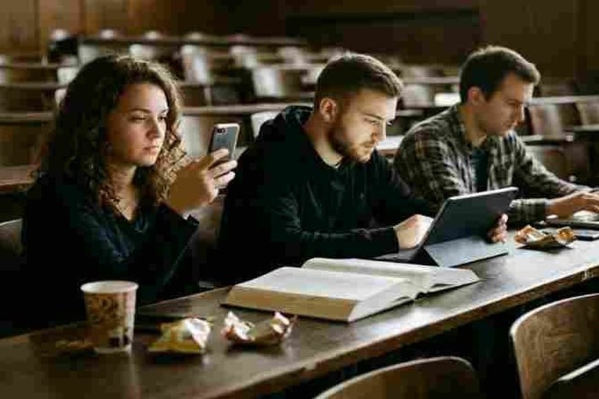 Instituciones educativas prestigiosas afirman que las lecturas asignadas se recortan año tras año porque los estudiantes sencillamente se muestran "incapaces de terminar un libro completo", algo convertido en una "cumbre inalcanzable".