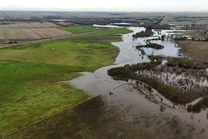 Una imagen tomada con un dron muestra una finca inundada por el río Areco tras fuertes tormentas. REUTERS/Agustín Marcarian