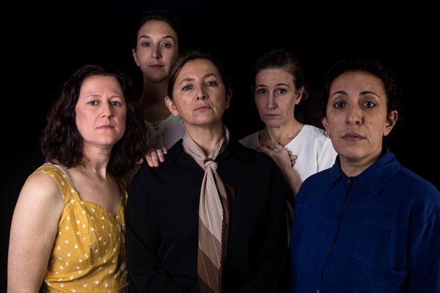 El grupo Resistencia Lorquiana presenta la obra “Sangre que devora”, relectura de “La casa de Bernarda Alba”, con las actuaciones de María José Percara, Julia Elvira Stubrin, Santiaga López Carrara, Mirna Tania Cettour y María Amelia Haye
