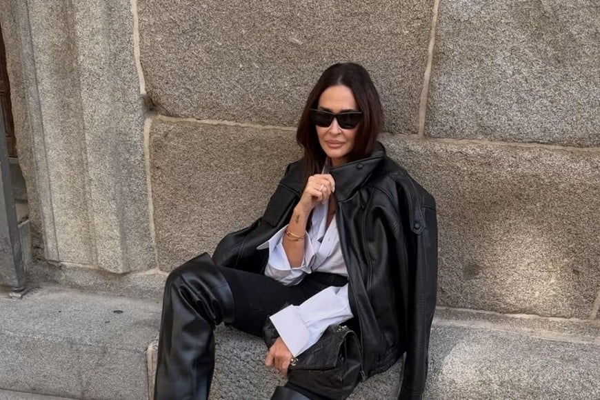 Looks con jeans y campera de cuero.