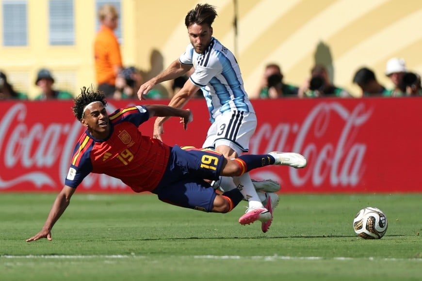 (260719) -- NUEVA YORK, 19 julio, 2026 (Xinhua) -- El jugador Lamine Yamal (i), de España, disputa el balón con Nicolás Tagliafico, de Argentina, durante el partido final de la Copa Mundial de la FIFA 2026, celebrado en el Estadio Nueva York Nueva Jersey, en Nueva York, Estados Unidos, el 19 de julio de 2026. (Xinhua/Li Ming) (rtg) (vf)