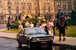Los Lomello y el Opel en 1977 frente al parlamento en Ottawa, capital federal canadiense, situada a orillas del río que le da su nombre. El pintoresco miembro de la Policía Montada de Canadá les pidió sacarse la foto.