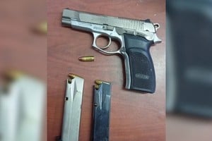 La pistola, los cargadores y las municiones incautadas. Foto: El Litoral