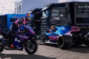 Los dos pilotos recorrieron las instalaciones sobre una Yamaha R9 de exhibición.