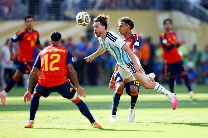Soccer Football - FIFA World Cup 2026 - Final - Spain v Argentina - New York/New Jersey Stadium, East Rutherford, New Jersey, U.S. - July 19, 2026
Spain's Lamine Yamal in action with Argentina's Nicolas Tagliafico REUTERS/Agustin Marcarian