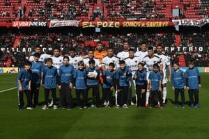 El club Colón homenajeó al diario El Litoral en el partido contra San Telmo, destacando su legado periodístico en la ciudad de Santa Fe, en ocasión del 108° aniversario. Foto: Carolina Niklison.