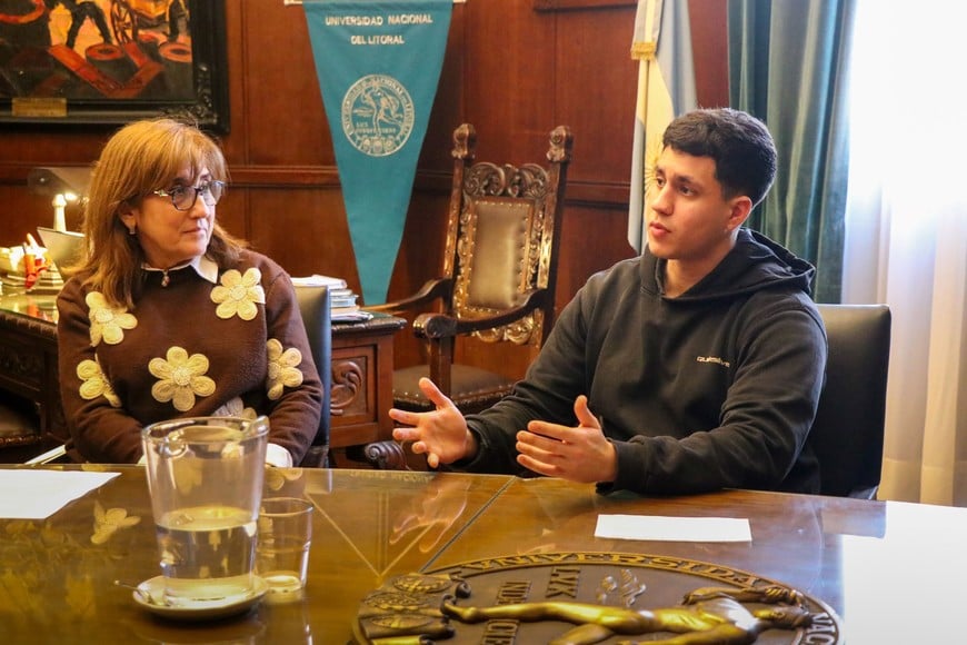 La decana Laura Gutiérrez, y el estudiante Maximiliano Luder -integrante del Chapter-, destacaron la importancia de la participación de de la FIQ en esta propuesta global. Foto: Gentileza FIQ