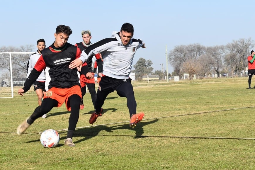 Maniobrando con la pelota en uno de los entrenamientos cuando jugaba en Agropecuario de Carlos Casares