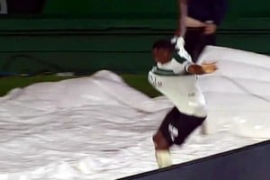 Jacy Maranhao sufrió una lesión tras caer por una escalera durante el festejo de un gol.