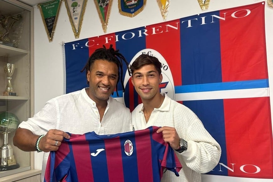 Con la azulgrana del Fiorentino de San Marino, su actual club, donde buscan la clasificación para la Conference League de la Uefa