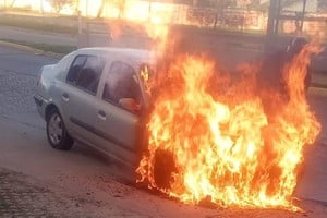 Incendio de un automóvil en avenida Blas Parera. Foto: Gentileza