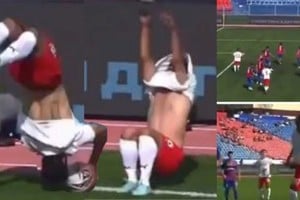 Nader Mohammadi utilizó una voltereta para convertir un lateral en una asistencia.