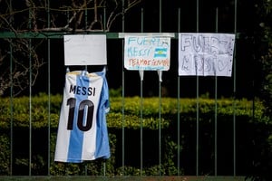 An Argentine soccer jersey with the name of Lionel Messi hangs next to placards outside El Prado Cemetery, following the death of Lionel Messi's father, Jorge Messi, in Perez, Rosario department, Argentina, August 9, 2026. REUTERS/Agustin Marcarian