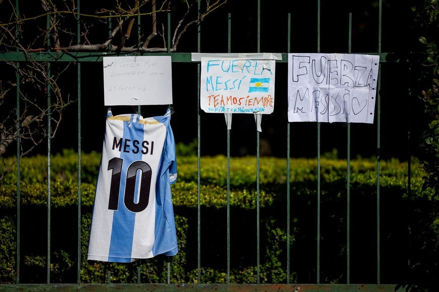 An Argentine soccer jersey with the name of Lionel Messi hangs next to placards outside El Prado Cemetery, following the death of Lionel Messi's father, Jorge Messi, in Perez, Rosario department, Argentina, August 9, 2026. REUTERS/Agustin Marcarian