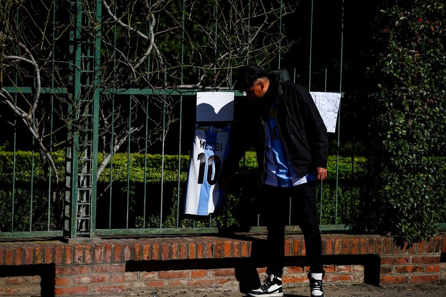 A fan hangs an Argentine soccer jersey with the name of Lionel Messi outside El Prado Cemetery, following the death of his father Jorge Messi, in Perez, Rosario department, Argentina, August 9, 2026. REUTERS/Agustin Marcarian
