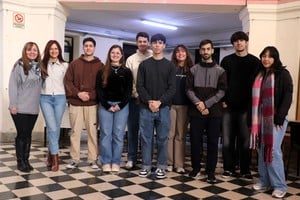 Los 9 estudiantes de FIQ-UNL que dieron el primer paso en el desafío de llevar la Química fuera de las aulas. Foto: Gentileza
