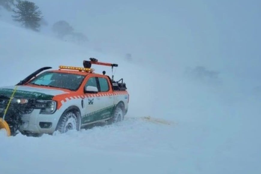 Patrullas de Gendarmería asisten ante la nevada al tránsito en la cordillera.
