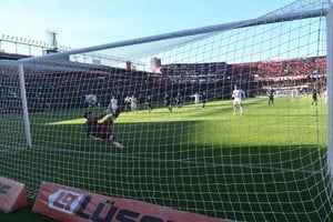 En el debut de Delfino, Colón venció a San Telmo con un penal de Lago y cortó una racha negativa. Foto: Carolina Niklison.