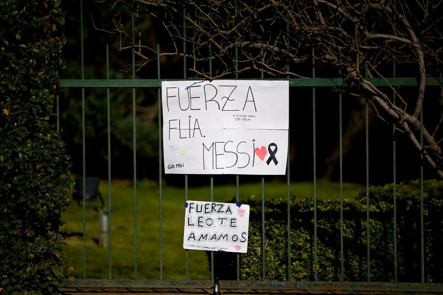 Placards reading "Strength to the Messi family" and "Stay strong Leo, we love you" are placed at El Prado Cemetery, following the death of Jorge Messi, the father of footballer Lionel Messi, in Perez, Rosario department, Argentina, August 9, 2026. REUTERS/Agustin Marcarian