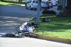 Un accidente en la intersección de 27 de Febrero y Juan de Garay. Foto: Manuel Fabatía