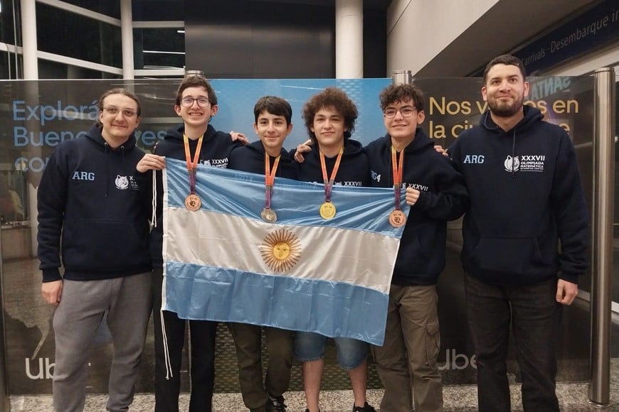 Cada uno de los integrantes del equipo argentino se trajo una medalla por su resolución de problemas. Foto: Gentileza