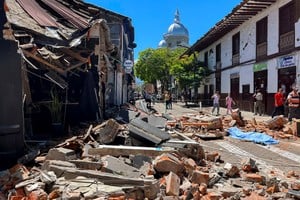 SENSITIVE MATERIAL. THIS IMAGE MAY OFFEND OR DISTURB A body is covered with a sheet amid the debris of a partially collapsed building after an earthquake in Pereira, Colombia, August 10, 2026. REUTERS/Stringer