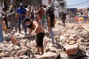 Residents dig through the debris of a collapsed building after an earthquake, in Cali, Colombia August 10, 2026. REUTERS/Camilo Rodriguez