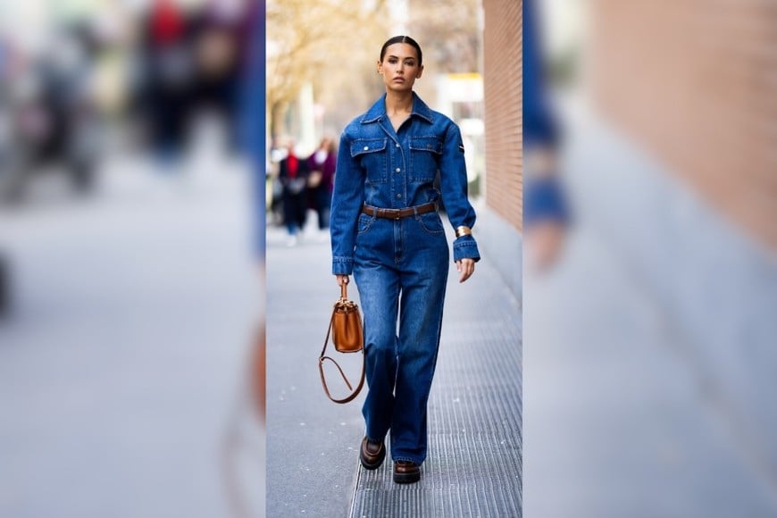 El denim de inspiración vintage continúa presente en las tendencias.